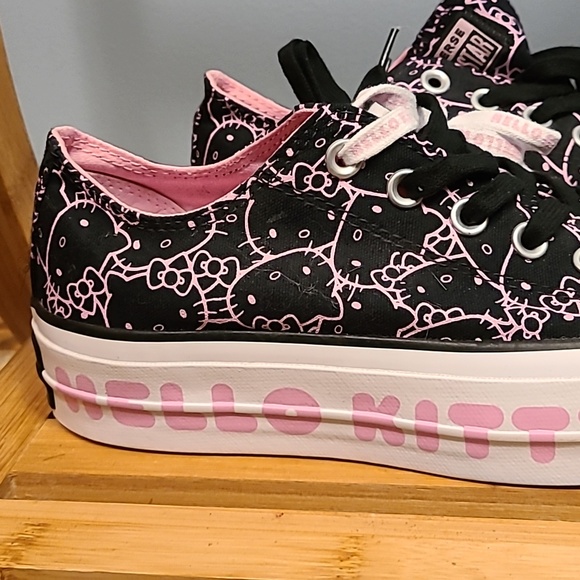Hello Kitty Converse Allstars - Picture 4 of 14